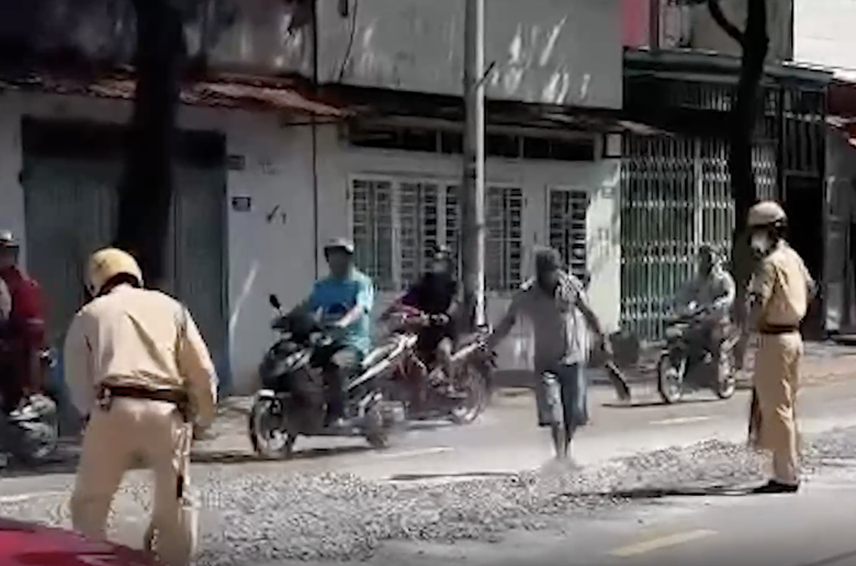 Truy t&igrave;m, xử l&yacute; t&agrave;i xế xe ben l&agrave;m rơi v&atilde;i đ&aacute; x&acirc;y dựng g&acirc;y mất an to&agrave;n giao th&ocirc;ng- Ảnh 1.