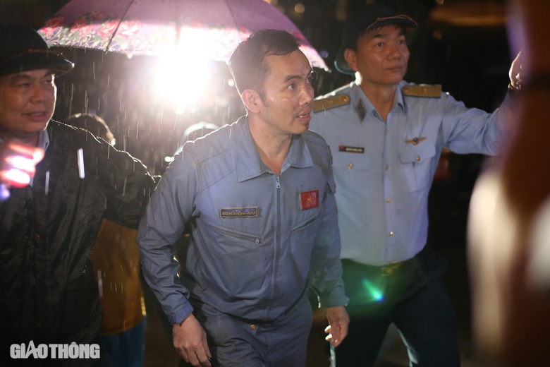 Vụ rơi máy bay quân sự ở Bình Định: Phi công treo trên cây hơn 10 phút- Ảnh 2. Vụ rơi máy bay quân sự ở Bình Định: Phi công treo trên cây hơn 10 phút- Ảnh 2.