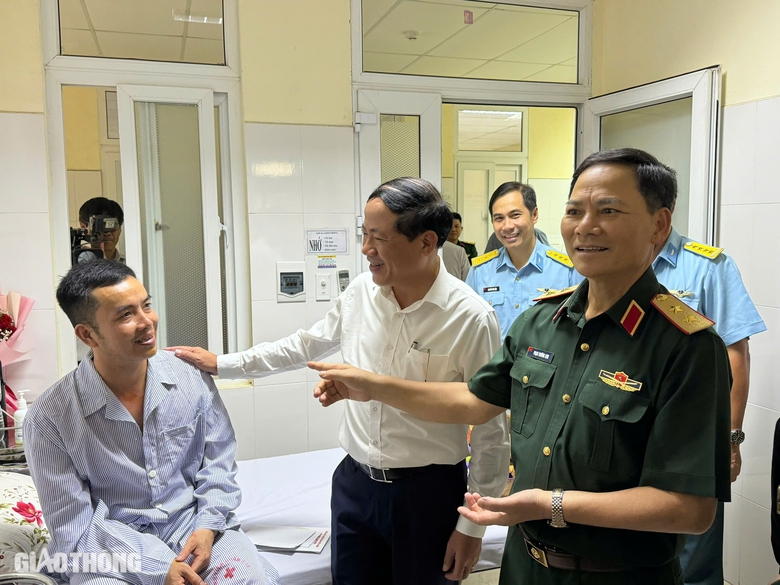 Vụ rơi máy bay quân sự ở Bình Định: Phi công treo trên cây hơn 10 phút- Ảnh 3. Vụ rơi máy bay quân sự ở Bình Định: Phi công treo trên cây hơn 10 phút- Ảnh 3.