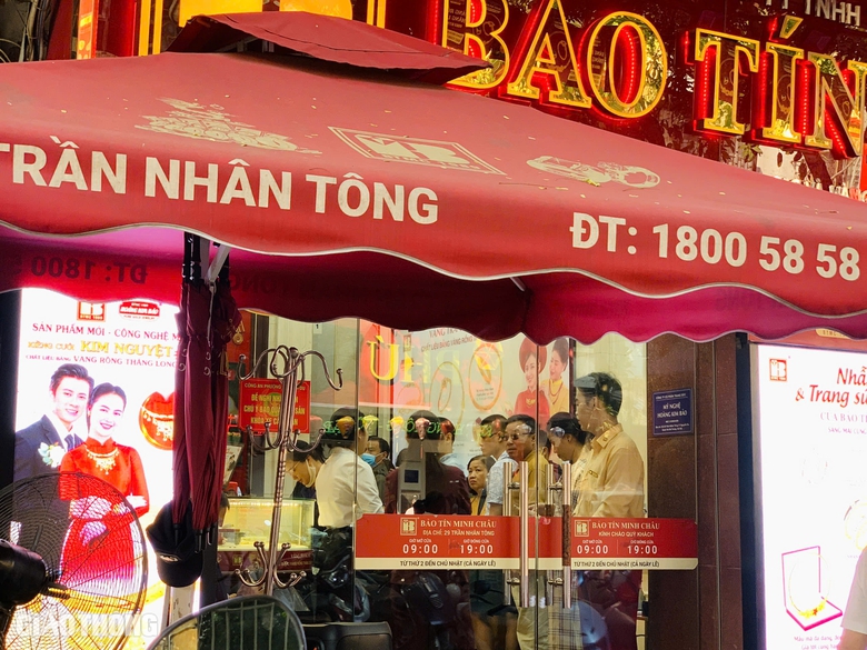 Nh&agrave; đầu tư chen ch&acirc;n b&aacute;n v&agrave;ng cắt lỗ, c&aacute;c cửa h&agrave;ng ngừng mua v&agrave;o- Ảnh 2.