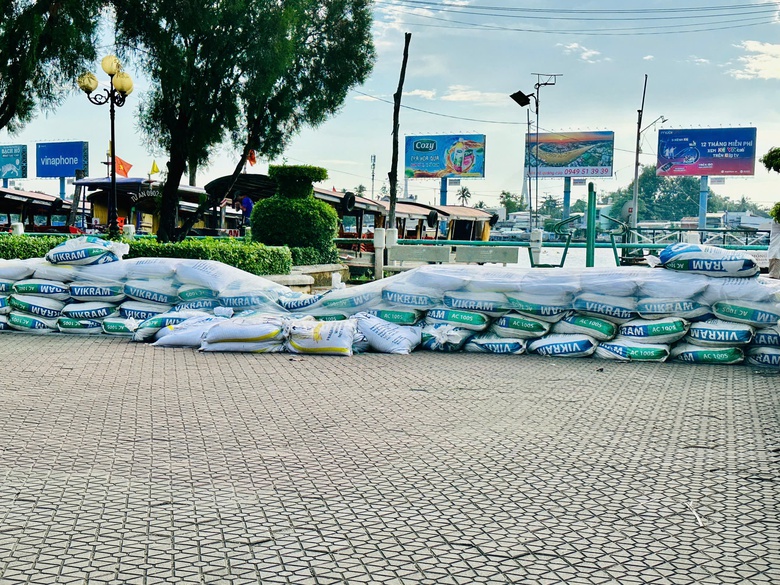 Bến Ninh Kiều m&ecirc;nh m&ocirc;ng nước khi triều cường đạt đỉnh: Đề xuất x&acirc;y k&egrave; chống ngập- Ảnh 3.