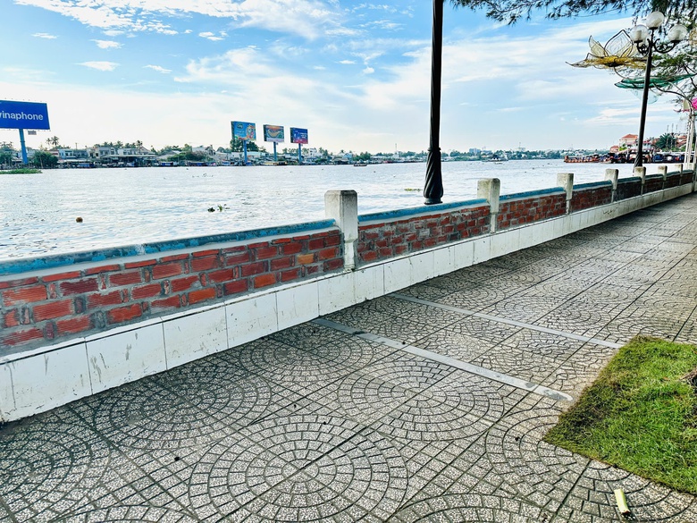 Bến Ninh Kiều m&ecirc;nh m&ocirc;ng nước khi triều cường đạt đỉnh: Đề xuất x&acirc;y k&egrave; chống ngập- Ảnh 2.