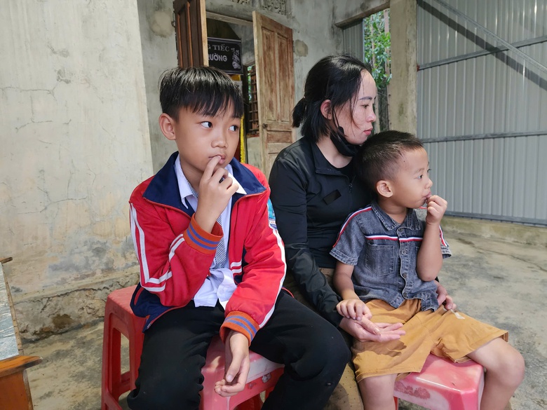 Người phụ nữ tật nguyền gồng g&aacute;nh nu&ocirc;i 2 con thơ sau khi chồng mất do TNGT- Ảnh 1.