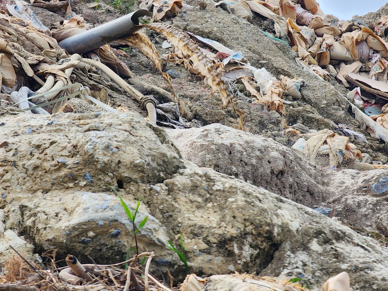 Tuyên Quang: Chất thải xi măng phủ kín bãi bồi ven sông, người dân lo sợ ô nhiễm- Ảnh 1. Tuyên Quang: Chất thải xi măng phủ kín bãi bồi ven sông, người dân lo sợ ô nhiễm- Ảnh 1.