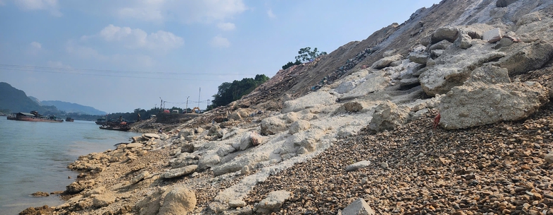 Tuyên Quang: Chất thải xi măng phủ kín bãi bồi ven sông, người dân lo sợ ô nhiễm- Ảnh 7. Tuyên Quang: Chất thải xi măng phủ kín bãi bồi ven sông, người dân lo sợ ô nhiễm- Ảnh 7.