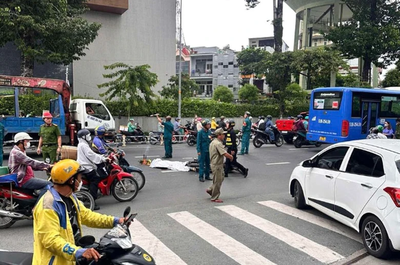 Hiện trường vụ xe m&aacute;y va chạm với xe bu&yacute;t khiến một người tử vong.