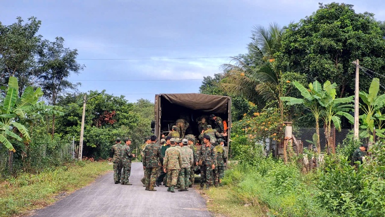 Người dân tìm thấy máy bay Yak-130 rơi được thưởng 10 triệu đồng- Ảnh 1. Người dân tìm thấy máy bay Yak-130 rơi được thưởng 10 triệu đồng- Ảnh 1.