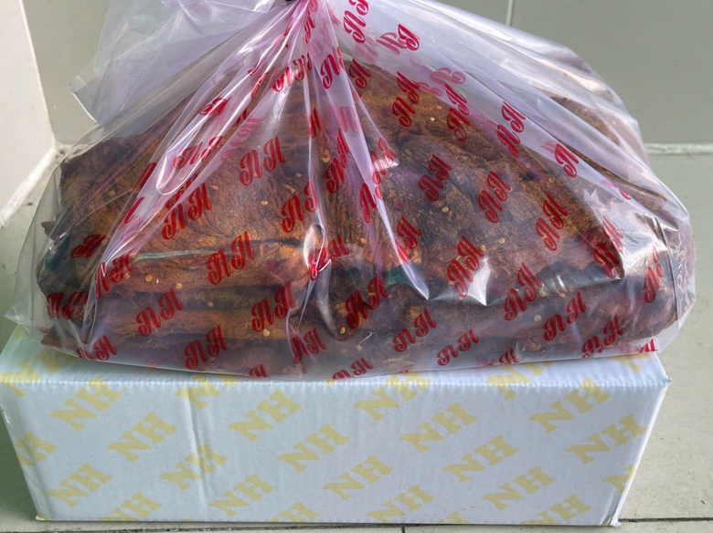 Tạm giữ hơn 1 tấn kh&ocirc; b&ograve; "bốn kh&ocirc;ng" rao b&aacute;n ở TP.HCM- Ảnh 2.