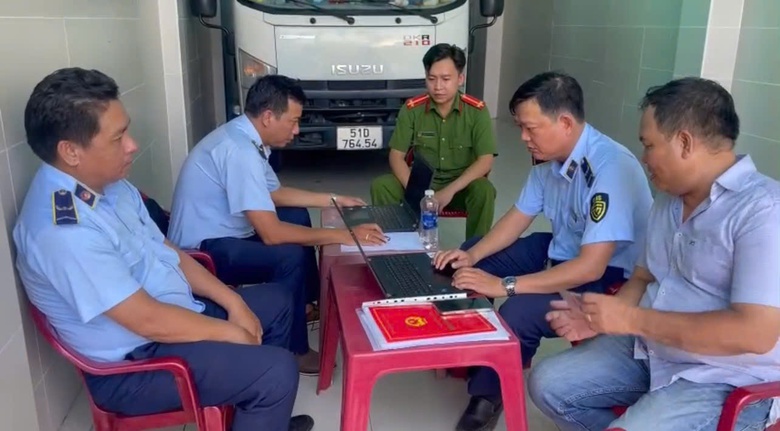 Tạm giữ hơn 1 tấn kh&ocirc; b&ograve; "bốn kh&ocirc;ng" rao b&aacute;n ở TP.HCM- Ảnh 1.