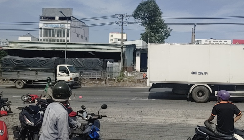 Xe m&aacute;y va chạm xe tải tr&ecirc;n QL1, một người tử vong tại chỗ- Ảnh 1.