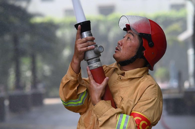 Cảnh s&aacute;t c&ugrave;ng robot, ch&oacute; nghiệp vụ diễn tập chữa ch&aacute;y tại t&ograve;a nh&agrave; đang c&oacute; 3.000 người- Ảnh 5.