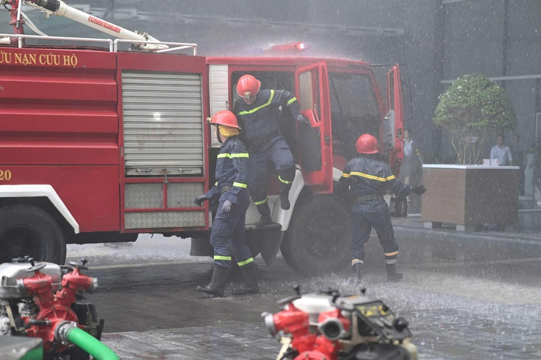 Cảnh s&aacute;t c&ugrave;ng robot, ch&oacute; nghiệp vụ diễn tập chữa ch&aacute;y tại t&ograve;a nh&agrave; đang c&oacute; 3.000 người- Ảnh 4.