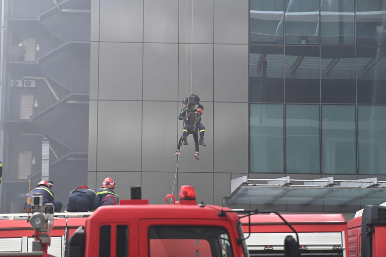 Cảnh s&aacute;t c&ugrave;ng robot, ch&oacute; nghiệp vụ diễn tập chữa ch&aacute;y tại t&ograve;a nh&agrave; đang c&oacute; 3.000 người- Ảnh 2.