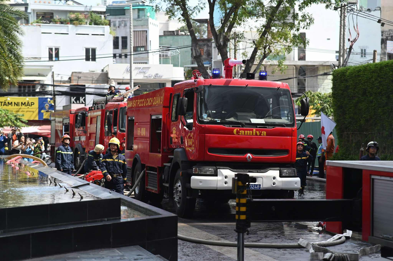 Cảnh s&aacute;t c&ugrave;ng robot, ch&oacute; nghiệp vụ diễn tập chữa ch&aacute;y tại t&ograve;a nh&agrave; đang c&oacute; 3.000 người- Ảnh 1.