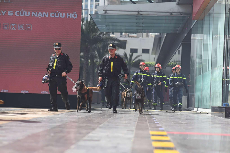 Cảnh s&aacute;t c&ugrave;ng robot, ch&oacute; nghiệp vụ diễn tập chữa ch&aacute;y tại t&ograve;a nh&agrave; đang c&oacute; 3.000 người- Ảnh 3.