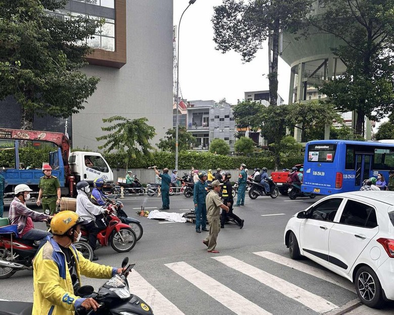 TP.HCM: Người đi xe m&aacute;y tử vong v&igrave; va chạm với xe bu&yacute;t- Ảnh 1.