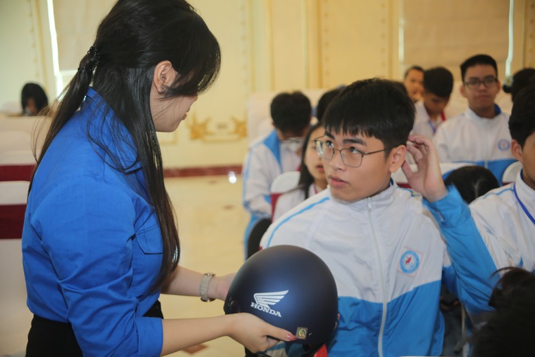 Phụ huynh, học sinh ngỡ ng&agrave;ng với bản &aacute;n giao xe m&aacute;y cho trẻ vị th&agrave;nh ni&ecirc;n- Ảnh 5.