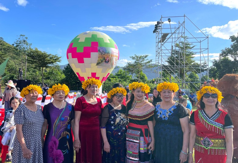 Ngắm khinh khí cầu rực rỡ sắc màu giữa xứ sở hoa dã quỳ- Ảnh 5. Ngắm khinh khí cầu rực rỡ sắc màu giữa xứ sở hoa dã quỳ- Ảnh 5.