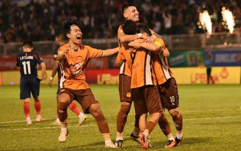 V-League 2024-2025: Thắng s&aacute;t n&uacute;t CAHN, HAGL độc chiếm ng&ocirc;i đầu bảng - Ảnh 1.