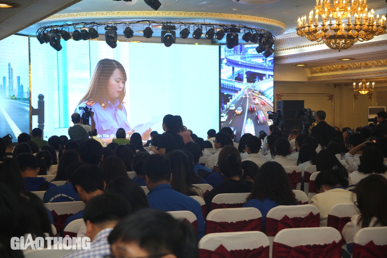 Phụ huynh, học sinh ngỡ ng&agrave;ng với bản &aacute;n giao xe m&aacute;y cho trẻ vị th&agrave;nh ni&ecirc;n- Ảnh 1.