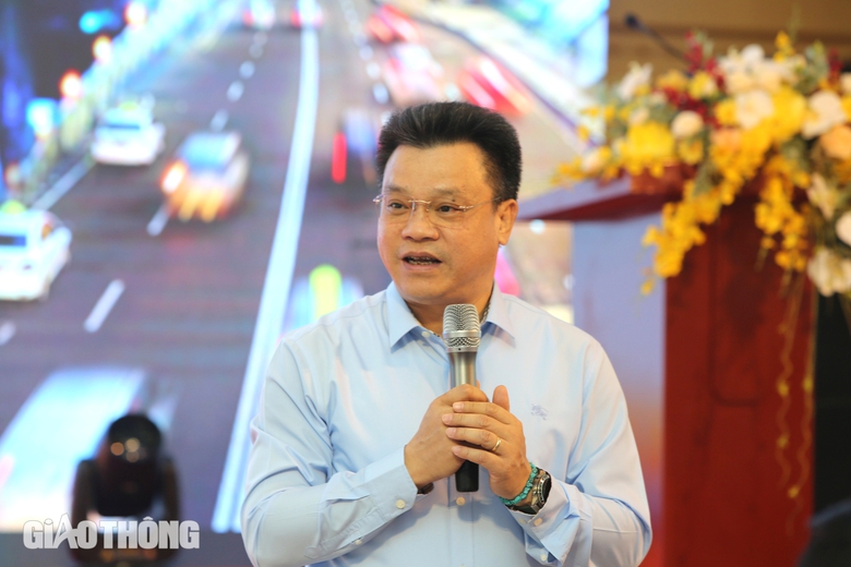 Phụ huynh, học sinh ngỡ ng&agrave;ng với bản &aacute;n giao xe m&aacute;y cho trẻ vị th&agrave;nh ni&ecirc;n- Ảnh 2.