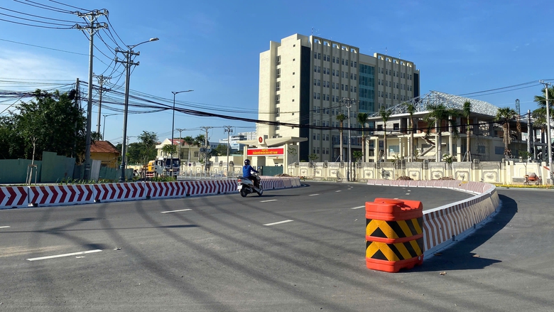 Đường trăm tỷ cạnh sân bay Tân Sơn Nhất tạm thông xe vẫn vắng hoe vì dân... chưa biết- Ảnh 3. Đường trăm tỷ cạnh sân bay Tân Sơn Nhất tạm thông xe vẫn vắng hoe vì dân... chưa biết- Ảnh 3.