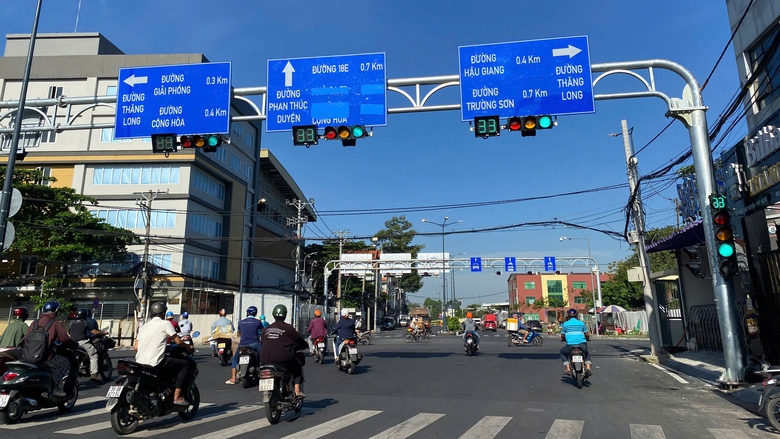 Đường trăm tỷ cạnh sân bay Tân Sơn Nhất tạm thông xe vẫn vắng hoe vì dân... chưa biết- Ảnh 2. Đường trăm tỷ cạnh sân bay Tân Sơn Nhất tạm thông xe vẫn vắng hoe vì dân... chưa biết- Ảnh 2.