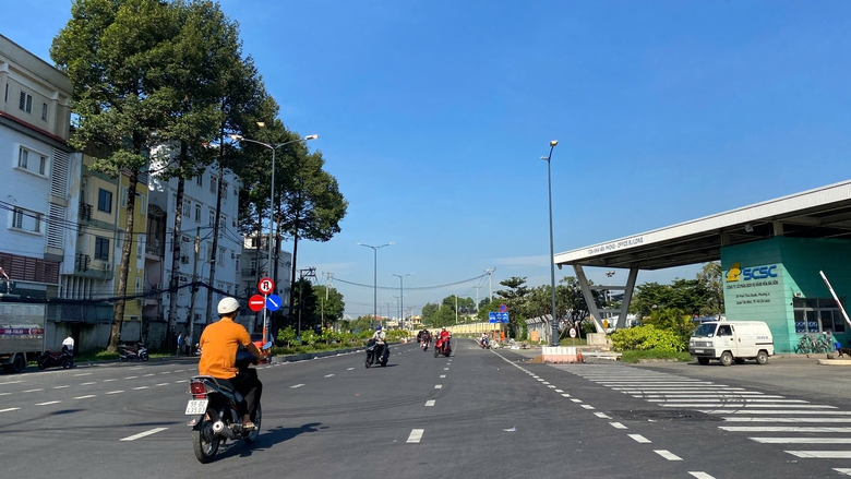 Đường trăm tỷ cạnh sân bay Tân Sơn Nhất tạm thông xe vẫn vắng hoe vì dân... chưa biết- Ảnh 5. Đường trăm tỷ cạnh sân bay Tân Sơn Nhất tạm thông xe vẫn vắng hoe vì dân... chưa biết- Ảnh 5.