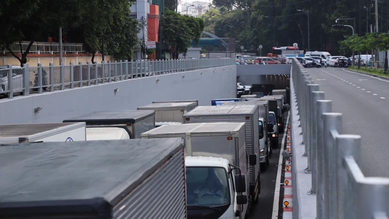 Đường trăm tỷ cạnh sân bay Tân Sơn Nhất tạm thông xe vẫn vắng hoe vì dân... chưa biết- Ảnh 4. Đường trăm tỷ cạnh sân bay Tân Sơn Nhất tạm thông xe vẫn vắng hoe vì dân... chưa biết- Ảnh 4.