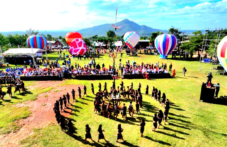 Ngắm khinh khí cầu rực rỡ sắc màu giữa xứ sở hoa dã quỳ- Ảnh 4. Ngắm khinh khí cầu rực rỡ sắc màu giữa xứ sở hoa dã quỳ- Ảnh 4.