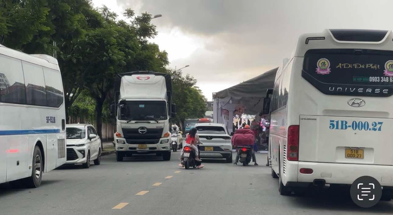 Rạp cưới dựng giữa đường ở TP.HCM, &ocirc; t&ocirc; phải đi ngược chiều- Ảnh 2.