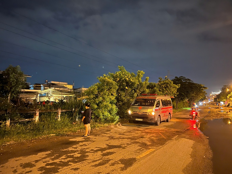 Đi bộ tr&ecirc;n đường ray, người đ&agrave;n &ocirc;ng bị t&agrave;u t&ocirc;ng tử vong- Ảnh 2.