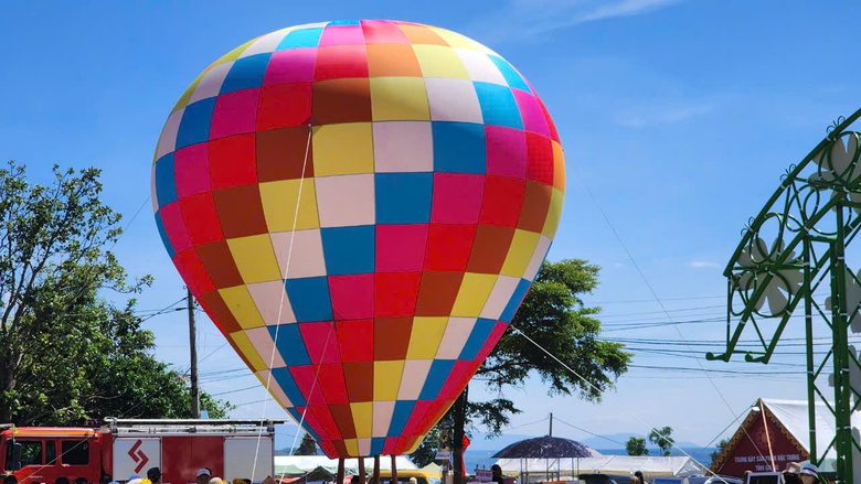 Ngắm khinh khí cầu rực rỡ sắc màu giữa xứ sở hoa dã quỳ- Ảnh 8. Ngắm khinh khí cầu rực rỡ sắc màu giữa xứ sở hoa dã quỳ- Ảnh 8.