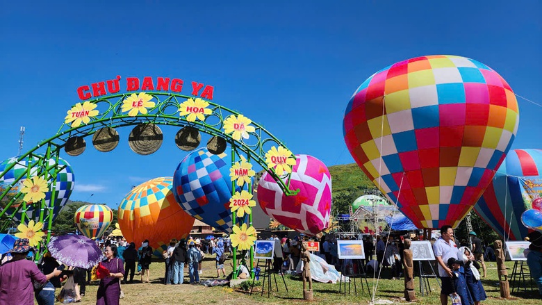 Ngắm khinh khí cầu rực rỡ sắc màu giữa xứ sở hoa dã quỳ- Ảnh 2. Ngắm khinh khí cầu rực rỡ sắc màu giữa xứ sở hoa dã quỳ- Ảnh 2.