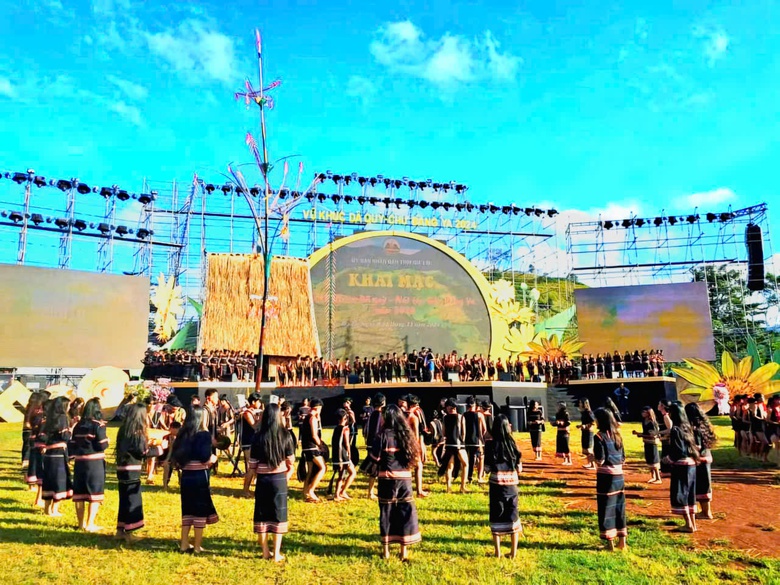 Ngắm khinh khí cầu rực rỡ sắc màu giữa xứ sở hoa dã quỳ- Ảnh 11. Ngắm khinh khí cầu rực rỡ sắc màu giữa xứ sở hoa dã quỳ- Ảnh 11.