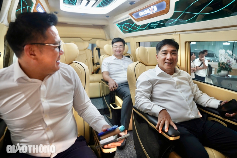 Đèo Cả đặt hàng xe Kimlong ngay khi thương hiệu này khai trương showroom tại TP.HCM- Ảnh 3. Đèo Cả đặt hàng xe Kimlong ngay khi thương hiệu này khai trương showroom tại TP.HCM- Ảnh 3.