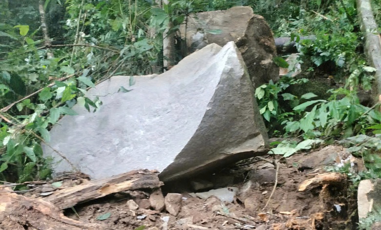 Đ&aacute; tảng lăn đe dọa ng&ocirc;i l&agrave;ng tại Quảng Nam sau động đất- Ảnh 1.