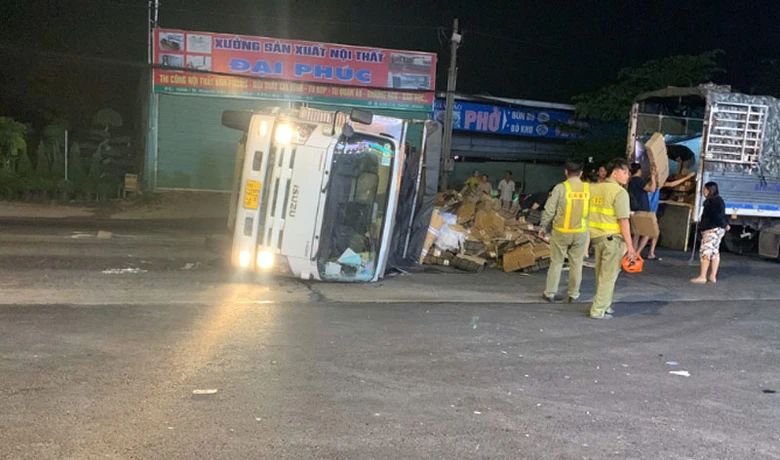 Chiếc xe tải lật ngang sau tai nạn.