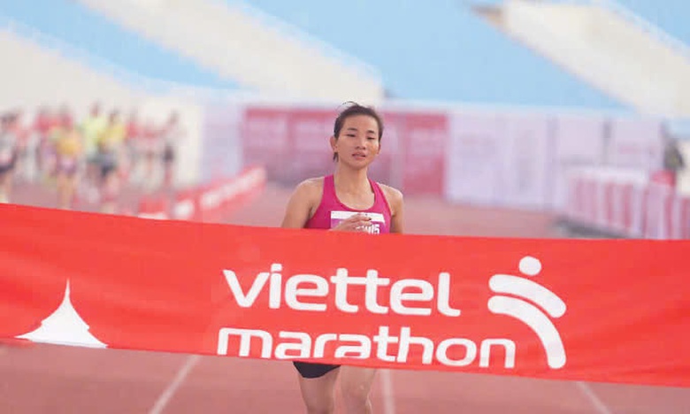 &ldquo;Nữ ho&agrave;ng điền kinh&rdquo; Việt Nam ph&aacute; kỷ lục tại Viettel Marathon 2024- Ảnh 1.