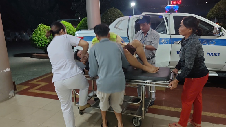 Khoảnh khắc CSGT ph&aacute;t hiện t&agrave;i xế đột quỵ, xe tải mất l&aacute;i, chao đảo tr&ecirc;n cao tốc- Ảnh 1.