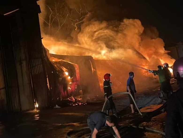 Hưng Y&ecirc;n: Lửa rực trời, nhiều nh&agrave; xưởng bị ch&aacute;y lan- Ảnh 2.