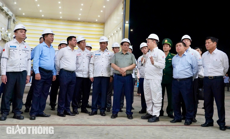 Thủ tướng: Chuyển đổi số, chuyển đổi xanh l&agrave; xu hướng kh&ocirc;ng thể đảo ngược- Ảnh 1.