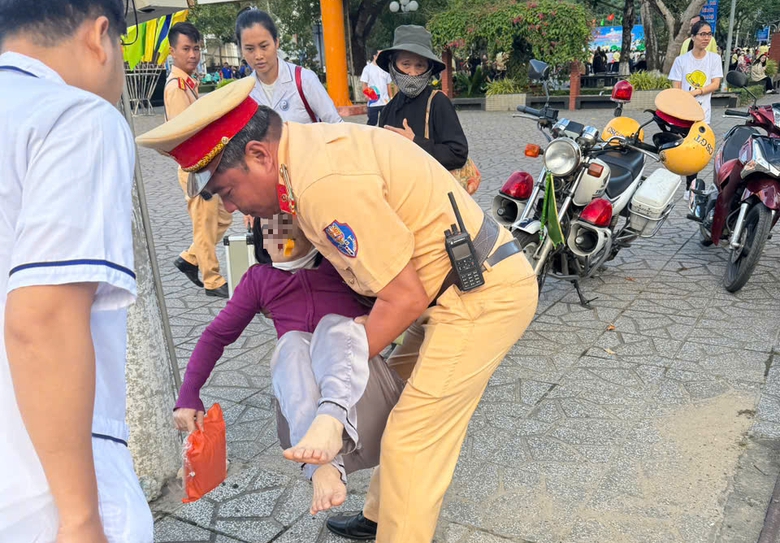 CSGT Cần Thơ đưa người phụ nữ tự ng&atilde; bất tỉnh đi cấp cứu- Ảnh 1.