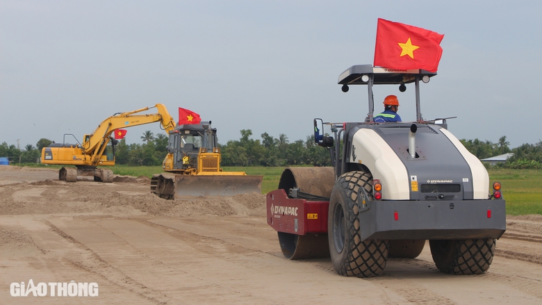Nhộn nhịp thi c&ocirc;ng tr&ecirc;n c&ocirc;ng trường cao tốc Cần Thơ - C&agrave; Mau- Ảnh 5.