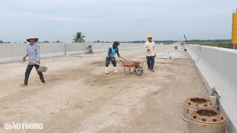 Nhộn nhịp thi c&ocirc;ng tr&ecirc;n c&ocirc;ng trường cao tốc Cần Thơ - C&agrave; Mau- Ảnh 6.