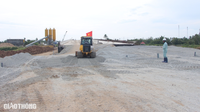 Nhộn nhịp thi c&ocirc;ng tr&ecirc;n c&ocirc;ng trường cao tốc Cần Thơ - C&agrave; Mau- Ảnh 4.