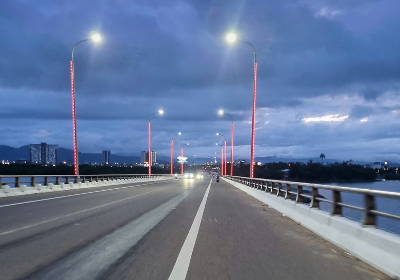 Trong thời gian thử tải cầu vượt biển dài nhất Bình Định, phương tiện lưu thông thế nào?- Ảnh 1. Trong thời gian thử tải cầu vượt biển dài nhất Bình Định, phương tiện lưu thông thế nào?- Ảnh 1.