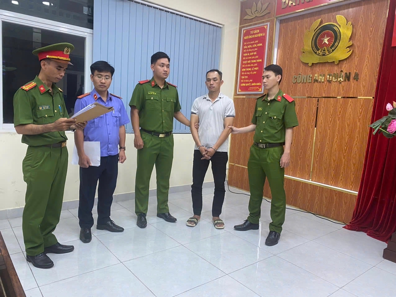 Bắt khẩn cấp g&atilde; đ&agrave;n &ocirc;ng đấm, đạp v&agrave;o mặt người phụ nữ sau va quệt giao th&ocirc;ng- Ảnh 1.