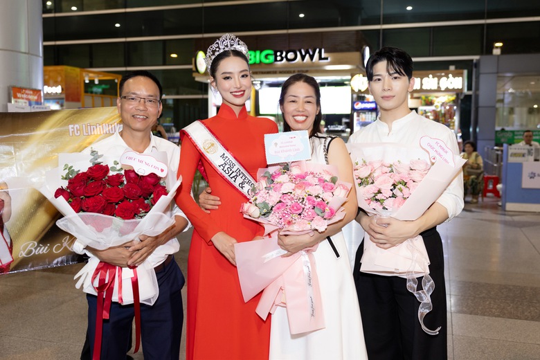 Gia đ&igrave;nh của &aacute; hậu B&ugrave;i Kh&aacute;nh Linh cũng c&oacute; mặt để đ&oacute;n n&agrave;ng hậu từ Ai Cập về nước.