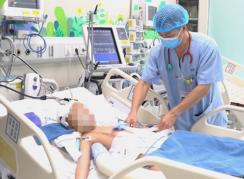 4 giờ căng thẳng mổ tim cứu bệnh nhi bị TNGT nguy kịch- Ảnh 1.